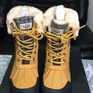 New in box men UGGs size 7 women’s size 9